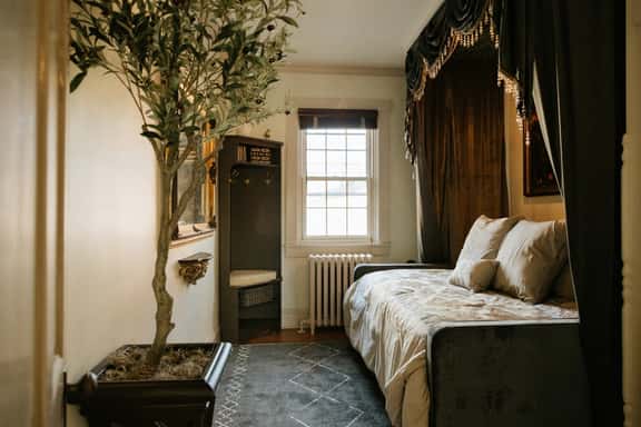 The Ashfield House | Close to Downtown Lancaster - Image 1