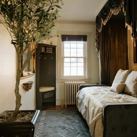 The Ashfield House | Close to Downtown Lancaster - Image 1