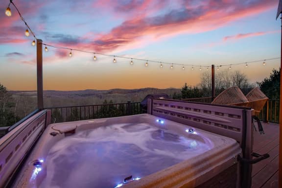 Sunrise Sanctuary |Modern Yurt w/ Hot Tub, Stargazing Loft & Mountain Views